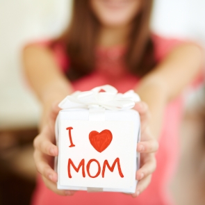 Подарок на День матери: чего на самом деле хотят мамы