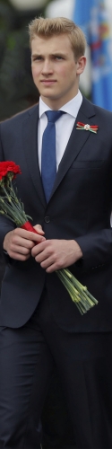 Коля Лукашенко в полный рост на подушке дакимакуре обнимашке