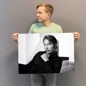 Купить постер (плакат) с актёром Мадсом Миккельсеном за столом и другими фото