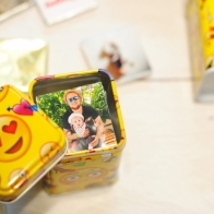 Шоколадки в яркой жёлтой коробочке со смайлами