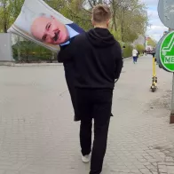 Молодой человек с дакимакурой Лукашенко