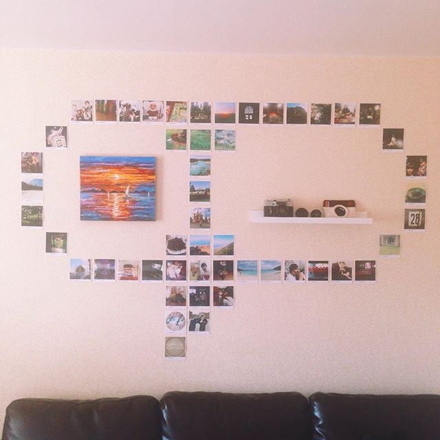 как развесить фотографии на стене в гостиной без гвоздей