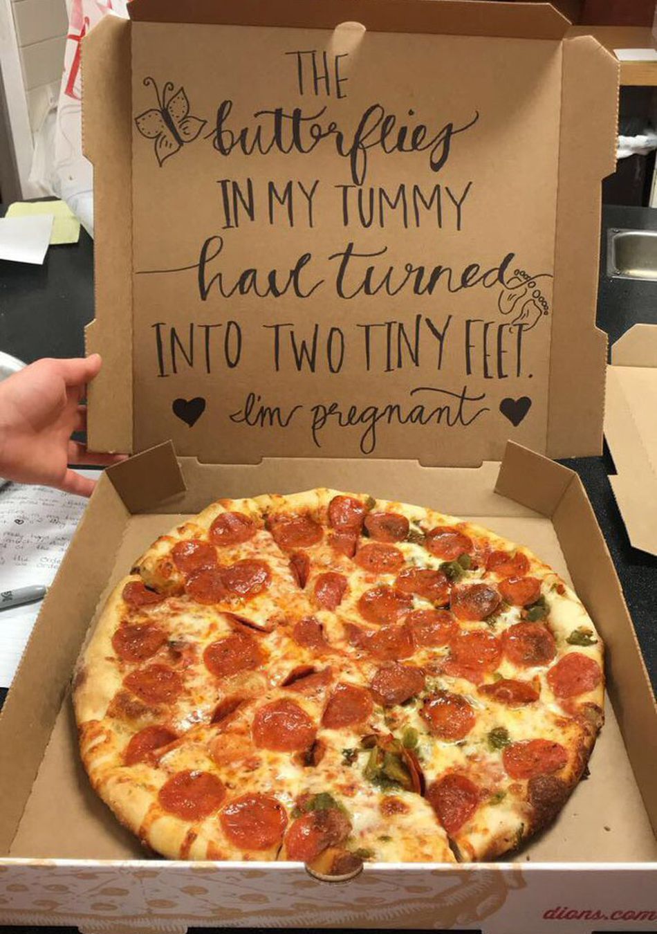 Сообщить о том, что беременна через коробку пиццы