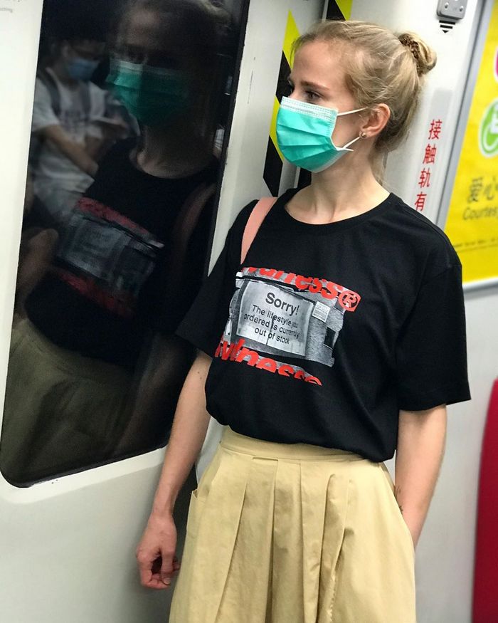 Красиво сфотографироваться в маске в метро