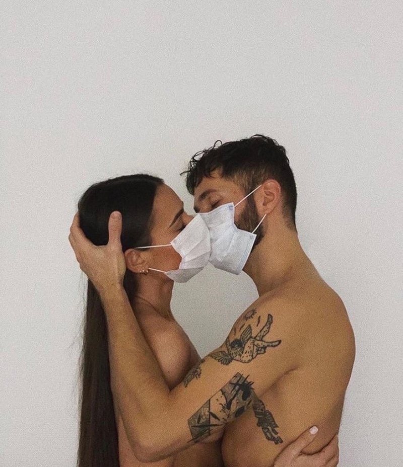 Поцелуй влюбленных в медицинских масках