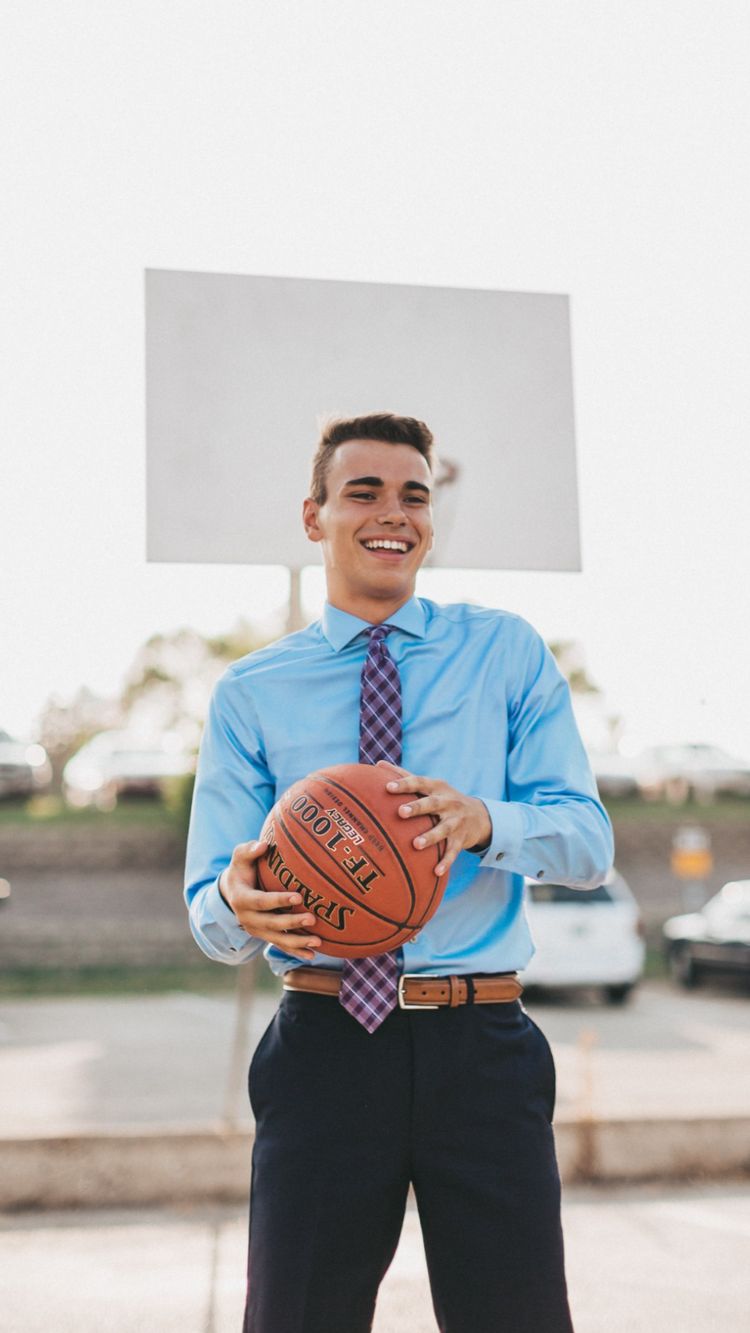 парень с баскетбольным мячом на школьной площадке