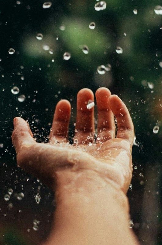 фото рук под дождем