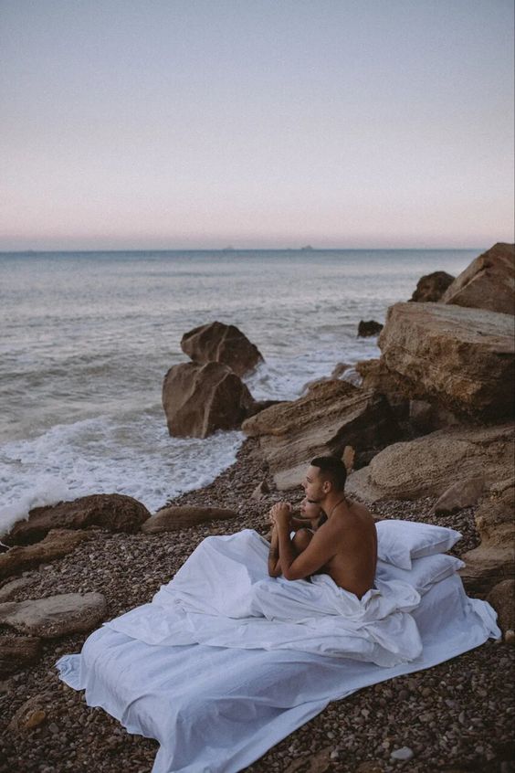 фотосессия для влюбленных в постели на пляже
