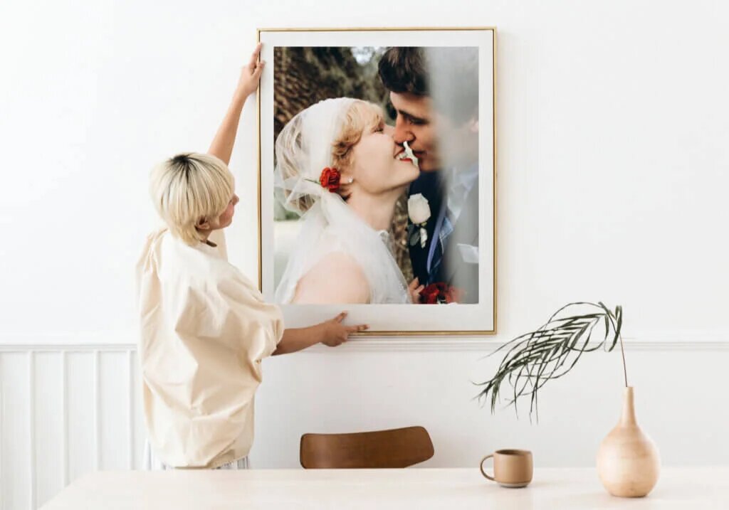 как стильно украсить стену с помощью свадебных фотографий