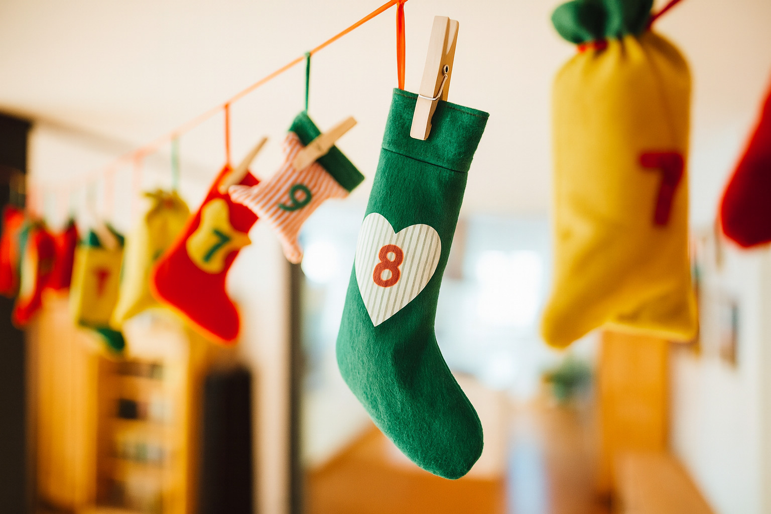 Адвент-календарь как носочки с заданиями